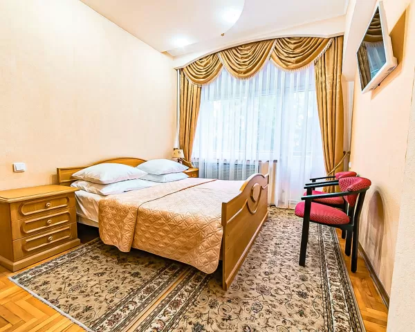 Номер «Люкс» 2-местный в Центральном Военном Санатории в г. Пятигорске - фотография